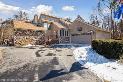 4570 Pineway Dr, Fenton, MI 48430