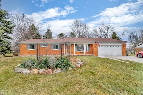 6084 Herbmoor St, Troy, MI 48098