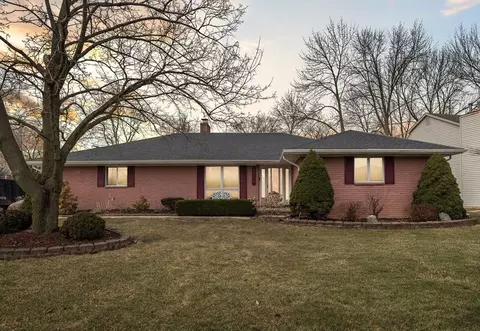 28676 Chatham Rd, Grosse Ile, MI 48138