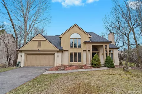 4759 Mirror Lake Dr, West Bloomfield, MI 48323