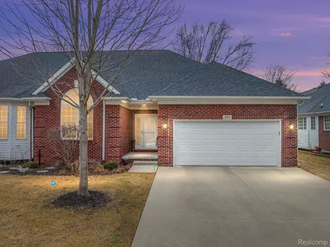 3813 Pointe Dr, Sterling Heights, MI 48314
