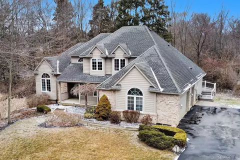 4859 Windswept Dr, Brighton, MI 48380