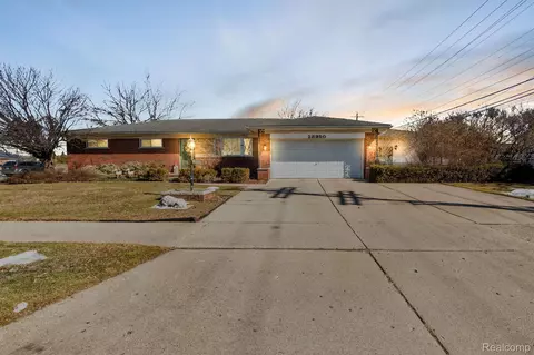 28950 Pinehurst St, Roseville, MI 48066
