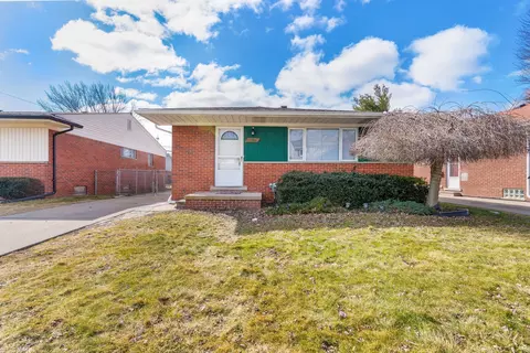 19528 Salisbury St, Saint Clair Shores, MI 48080