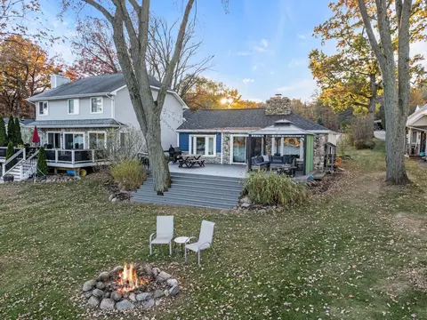 5952 Bullard Rd, Fenton, MI 48430