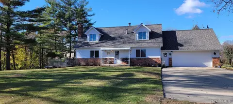 2740 N Lake Angelus Rd, Waterford, MI 48329
