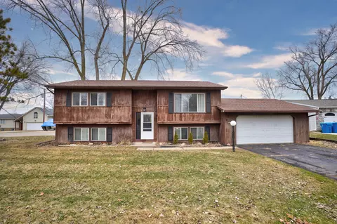 2470 Crane Rd, Fenton, MI 48430
