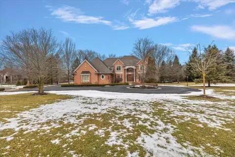 1340 Valley Crst, Milford, MI 48381