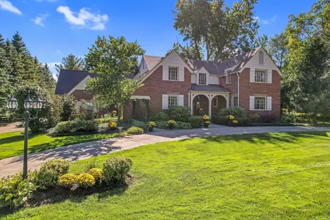 3465 S Bradway Blvd, Bloomfield Hills, MI 48301