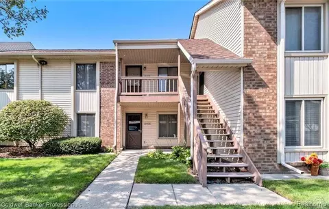 17912 Phyllis St, Roseville, MI 48066