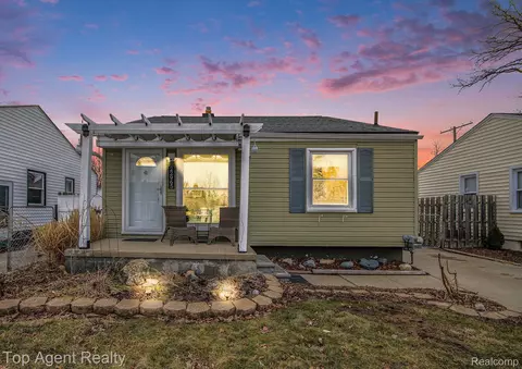 22965 Maxine St, Saint Clair Shores, MI 48080