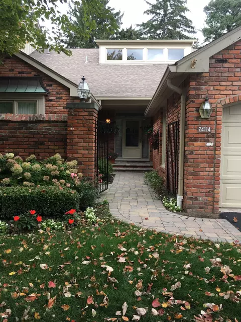 24114 Bingham Pointe Dr, Bingham Farms, MI 48025