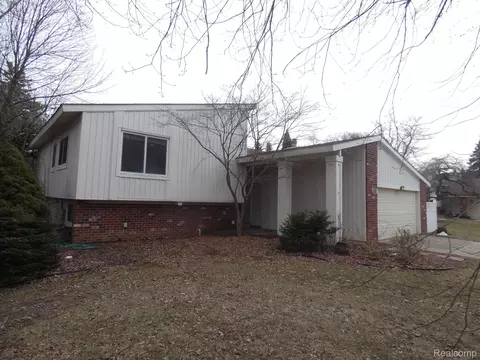 5809 Perrytown Dr, West Bloomfield, MI 48322