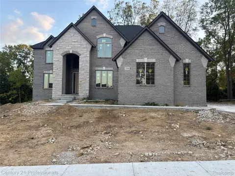 7550 Sawgrass Dr, Washington, MI 48094