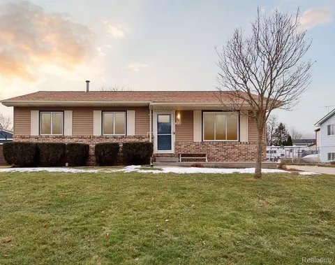 2849 Apache Trl, Wixom, MI 48393