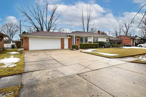 23581 Whitley Dr, Clinton Township, MI 48035