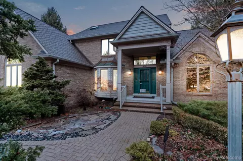 876 Andover Dr, Northville, MI 48167