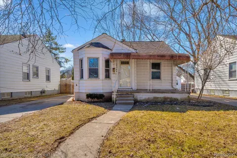 18948 Kenosha St, Harper Woods, MI 48225