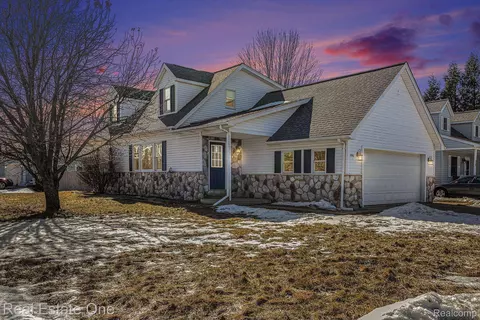990 Greenwood St, Marysville, MI 48040