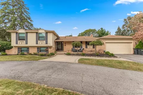 16841 Yorkshire St, Livonia, MI 48154