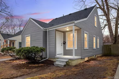 566 E Baker Ave, Clawson, MI 48017
