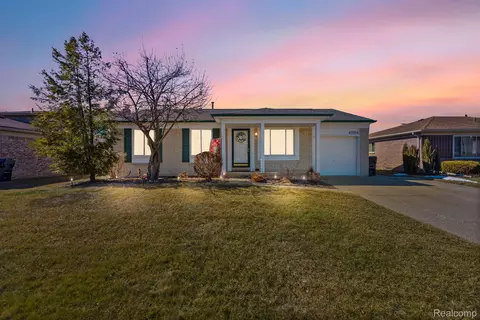 43029 Freeport Dr, Sterling Heights, MI 48313