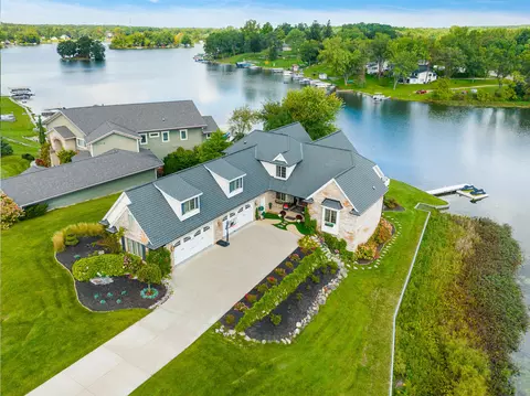 9916 King Rd, Springfield, MI 48350