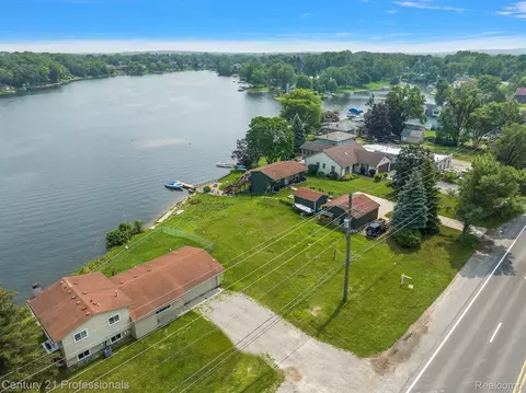 9876 W Dixie Hwy, Springfield, MI 48348