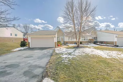 35295 Hillside Dr, Farmington Hills, MI 48335