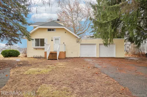 684 Creston Dr, Troy, MI 48085