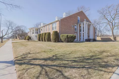 2230 W 14 Mile Rd #26, Royal Oak, MI 48073