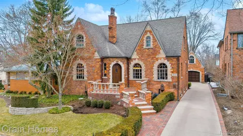 10136 Elgin Ave, Huntington Woods, MI 48070