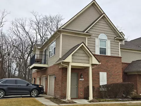 27629 Hidden Oaks Dr, Brownstown, MI 48183