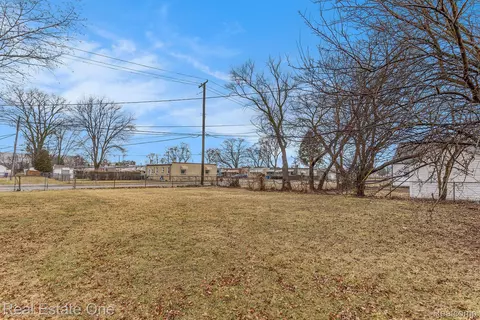 7011 Ford Ave, Warren, MI 48091