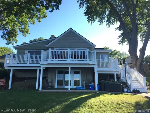 6040 Long Point Dr, Springfield, MI 48350