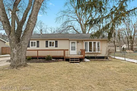 2901 Woodlawn St, Commerce, MI 48390