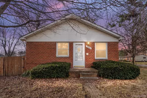 19000 Florian St, Roseville, MI 48066