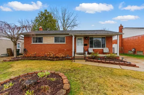 22212 Raymond St, Saint Clair Shores, MI 48082