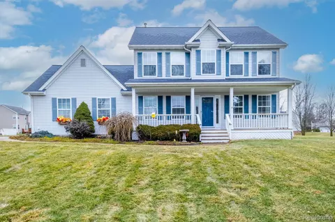 14458 Oak Leaf Trl, Fenton, MI 48451