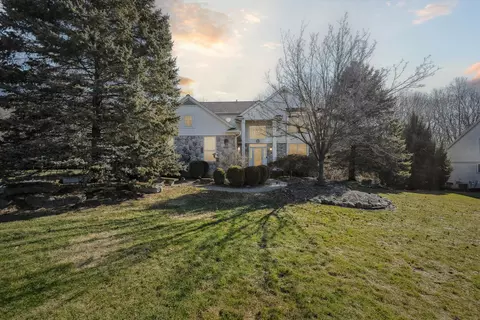 1941 Woodridge Crt Ct, Highland, MI 48357