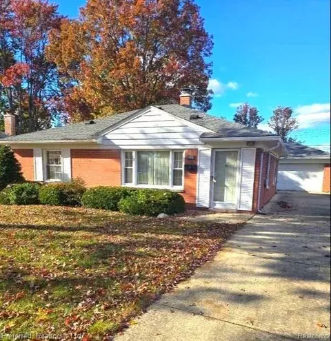 28582 N Clements Cir, Livonia, MI 48150