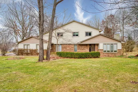 3417 Moraine Dr, Brighton, MI 48114