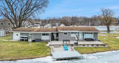 11515 Island Crt Ct, Hartland, MI 48353