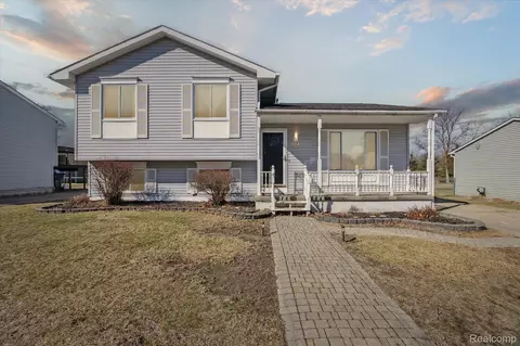 814 Meadowlark Ln, Howell, MI 48843