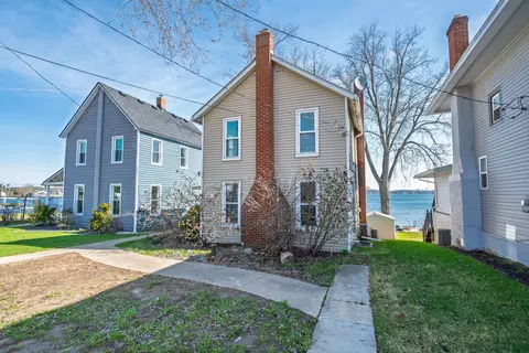 9568 Main St, Northfield, MI 48189
