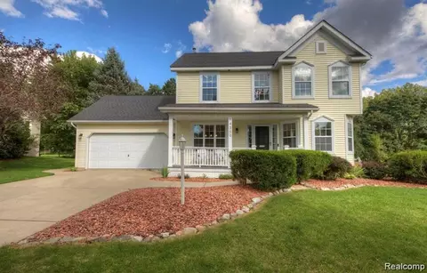 14359 Oak Leaf Trl, Fenton, MI 48451
