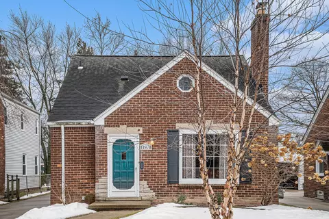 1791 Kenmore Dr, Grosse Pointe Woods, MI 48236