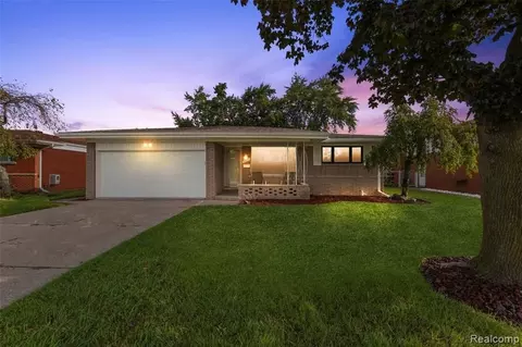 2911 Groves Dr, Sterling Heights, MI 48310