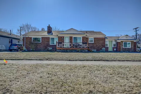 8206 E 14 Mile Rd, Warren, MI 48093