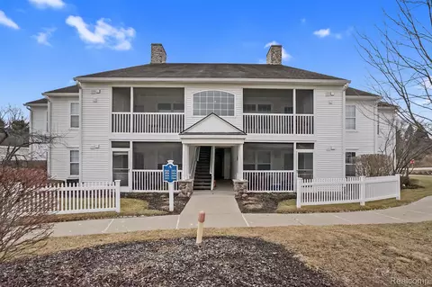 2852 S Knightsbridge Cir, Ann Arbor, MI 48105